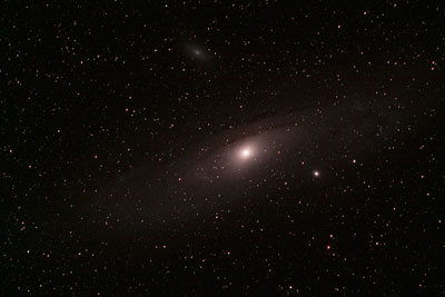 Während der Zentralbereich von M 31 leicht zu erkennen ist, sind die Spiralarme nur auf Fotografien deutlich zu sehen.