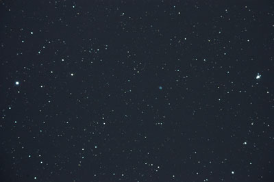 Der Ringnebel M57 bleibt im Fernglas ein unscheinbares Sternchen zwischen γ (links) und β Lyrae (rechts). Erst im Teleskop erscheint er als Rauchring.