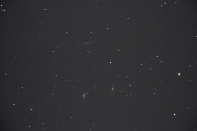M  65 und M  66 bilden gemeinsam mit NGC 3628 eine kleine Galaxiengruppe im Löwe. M 66 ist unten in der Bildmitte, M 65 rechts daneben. Bei beiden Messier-Galaxien verlaufen die Spiralarme von oben nach unten. Die Edge-On-Galaxie NGC 3628 ist als Strich in der oberen Bildhälfte zu erkennen. 